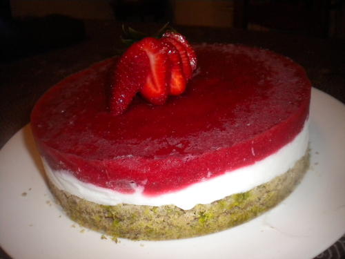 Semifreddo alla ricotta e yogurt su pds al pistacchio con composta di fragole