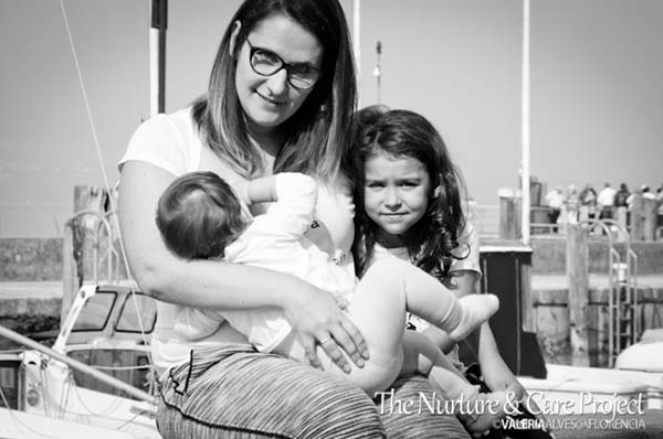 Immagine di mamma che allatta - The Nurture & Care Project